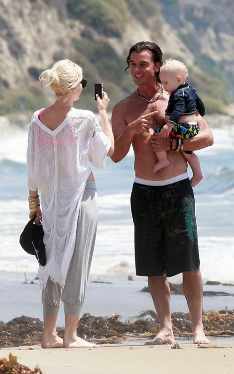 Gwen Stefani & Family Playing On The Beach 2